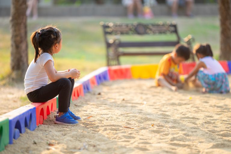 Como os playgrounds podem beneficiar crianças tímidas